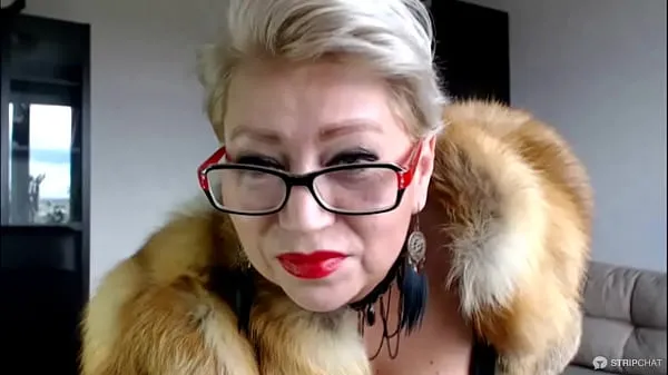 Meilleurs AimeeParadise, une pute russe mature avec un manteau de fourrure, souffle de la fumée devant son esclave virtuel films récents