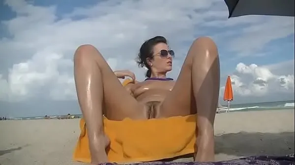 Beste EW 471 - Helena Arrives At Nude Beach. Hubby Films Her Sitting Spread Eagle Showing Off Her Bush ferske filmer
