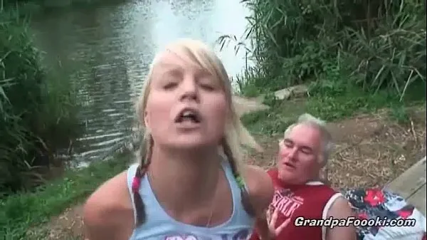Nejlepší Gorgeous blonde rides dick on the river shore nejnovější filmy